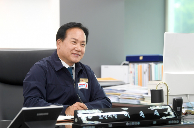 이권재 오산시장이 집무실에서 시정 현안에 대해 점검하고 있다. / 사진제공=오산시