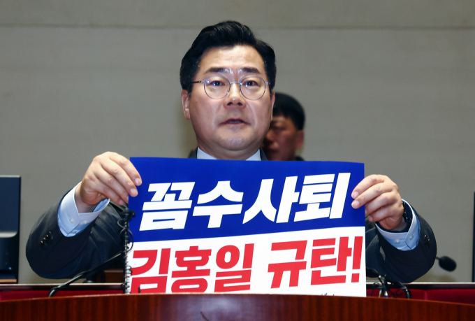 더불어민주당이 이재명 전 더불어민주당 대표와 관련된 수사를 진행한 검사들을 탄핵하는 안을 당론으로 채택했다. 사진은 박찬대 민주당 원내대표가 2일 서울 여의도 국회에서 열린 의원총회에서 모두 발언에 앞서 김홍일 방송통신위원장의 사퇴를 꼼수라고 규탄하는 손피켓을 든 모습. /사진=뉴스1 