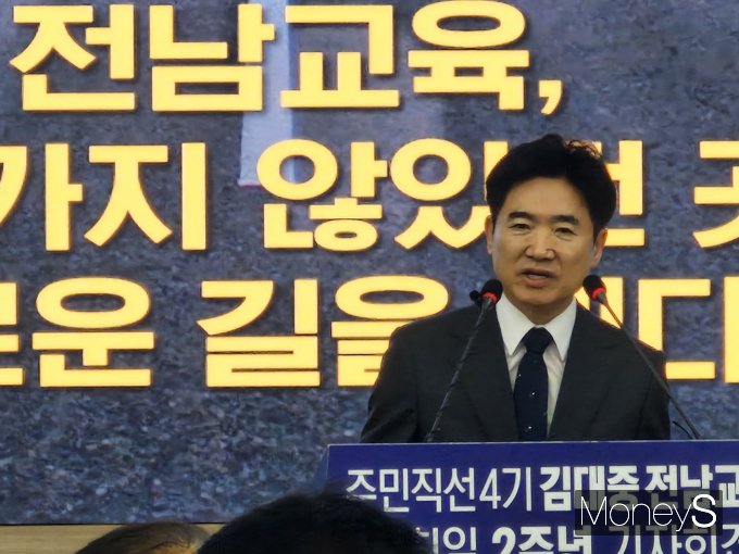김대중 전남교육감이 2일 청사 2층 대회의실에서 주민직선 4기 교육정책 추진 방향을 발표하고 있다./홍기철기자