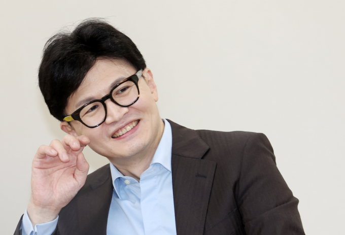 한동훈 전 국민의힘 비상대책위원장이 오는 5일 오세훈 서울시장과 조찬 회동을 할 예정이다. 사진은 한 전 위원장이 지난달 28일 부산 연제구 부산시청을 방문해 박형준 부산시장과 대화를 나누는 모습. /사진=뉴시스