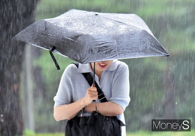 [머니S포토] 도심곳곳에 떨어지는 물폭탄