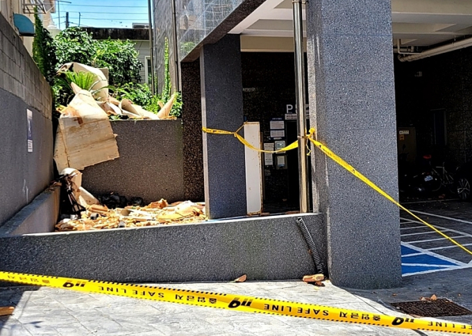 제주에서 항공편이 마비되고 건물 외벽이 떨어지는 등 강풍 피해가 발생했다. 사진은 2일 제주시 일도이동 아파트 외벽이 강풍에 떨어져 나간 모습. /사진=뉴스1