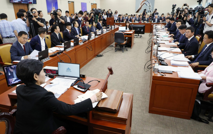 국민의힘이 국회 본회의와 겹쳐서 과학기술정보방송통신위원회 전체회의가 진행된 것에 대해 "국회법 무시"라며 반발했다. 사진은 최민희 국회 과방위원장이 지난달 25일 서울 여의도 국회에서 열린 전체회의에서 개의 선언을 하며 의사봉을 두드리는 모습. /사진=뉴시스