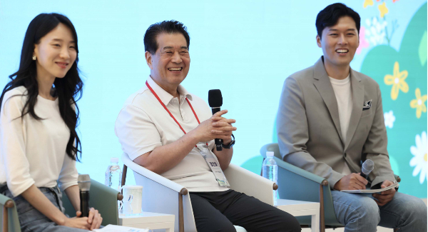 장인화 포스코그룹 회장이 7대 혁신과제을 중간점검했다. 사진은 지난 1일 포항에서 열린 타운홀미팅에 참석한 장 회장(가운데). /사진=포스코그룹 제공