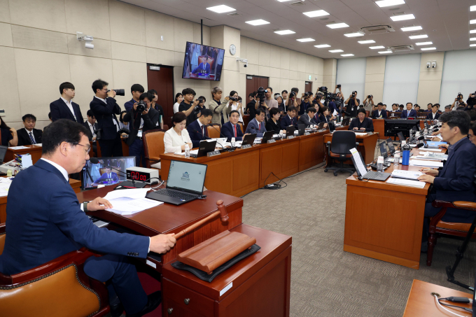 국회 행정안전위원회(행안부) 소속 여·야 위원들이 경기 화성 아리셀 공장 화재 사고와 관련해 이상민 행정안전부 장관과 허 청장 등 소방청 관계자들에게 대책 마련을 강조했다. 사진은 신정훈 국회 행안위원장이 2일 서울 여의도 국회에서 열린 행정안전위원회 전체회의에서 의사봉을 두드리는 모습. /사진=뉴시스 