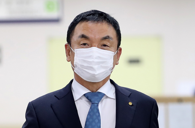 재판부가 윤석열 대통령의 부인 김건희 여사가 연루 의혹이 있는 도이치모터스 주가조작 선고 기일을 오는 9월12일로 지정했다. 사진은 권오수 전 도이치모터스 회장이 2일 서울 서초구 서울고등법원에서 열린 자본시장과 금융투자업에 관한 법률(자본시장법) 위반 혐의 항소심 결심 공판에 출석하는 모습. /사진=뉴스1