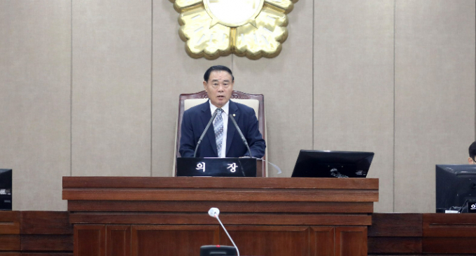 수원특례시의회 후반기 의장에 선출된 이재식 의원, 사진=수원특례시의회