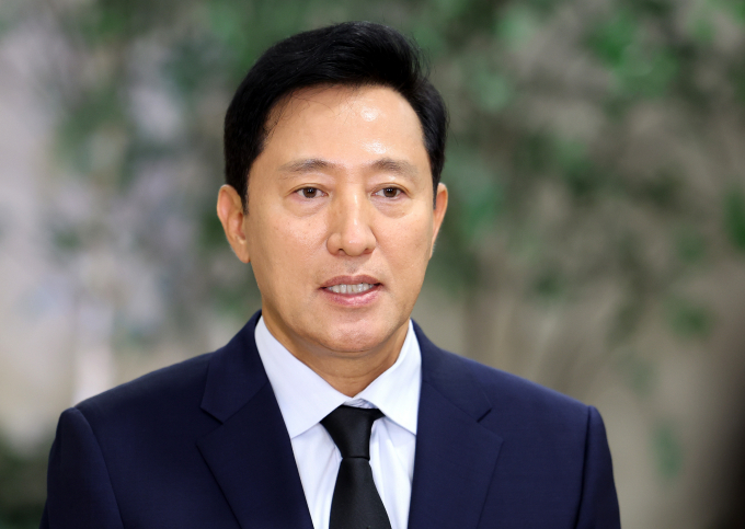 오세훈 서울시장이 지난 1일 서울 시청역에서 발생한 역주행 참사에 대한 안타까움을 전하며 모든 지원을 챙기겠다고 약속했다. 사진은 오 시장이 2일 시청역 인근 사거리에서 지난 1일 대형 교통사고로 숨진 서울시청 공무원 윤모씨(31세) 빈소가 차려진 서울 서대문구 신촌세브란스 장례식장을 찾아 조문을 마친 뒤 심경을 밝히는 모습. /사진=뉴스1