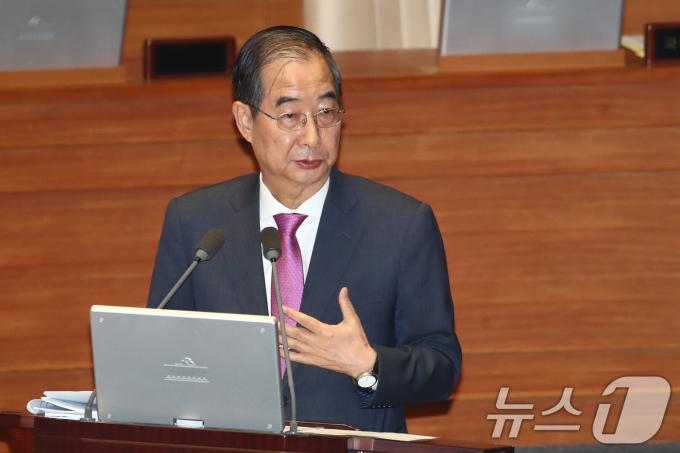 한덕수 국무총리가 2일 오후 서울 여의도 국회에서 열린 제415회국회(임시회) 4차 본회의 정치·외교·통일·안보 분야 대정부질문에서 전현희 더불어민주당 의원의 질의에 답하고 있다. 2024.7.2/뉴스1 ⓒ News1 이광호 기자