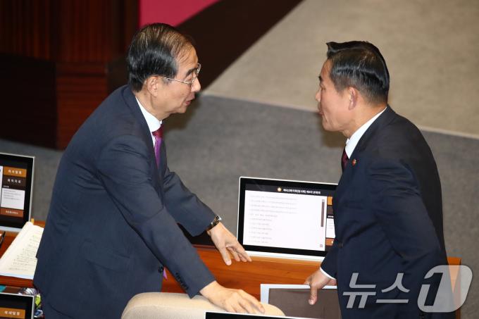 [사진] 논의하는 총리와 국방장관