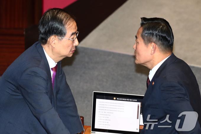 [사진] 대화하는 총리와 국방장관