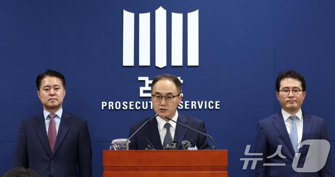 이원석 검찰총장이 2일 서울 서초구 대검찰청 기자실에서 더불어민주당의 '비위 의혹' 검사 4명에 대한 탄핵소추안 제출에 따른 입장 발표를 하고 있다. 2024.7.2/뉴스1 ⓒ News1 김성진 기자