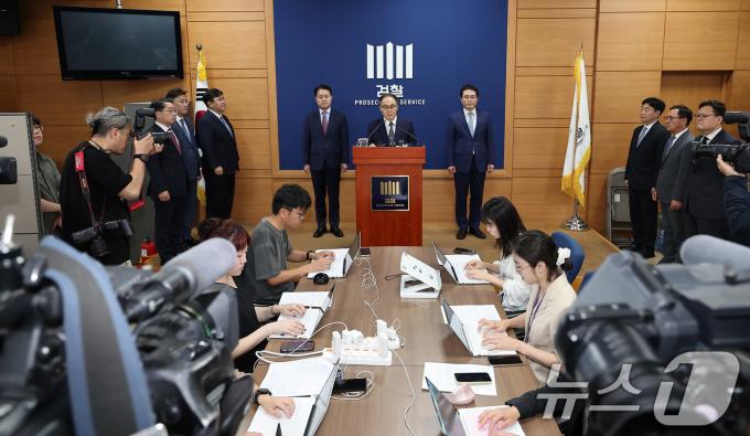 이원석 검찰총장이 2일 서울 서초구 대검찰청 기자실에서 더불어민주당의 '비위 의혹' 검사 4명에 대한 탄핵소추안 제출에 따른 입장 발표를 하고 있다. 2024.7.2/뉴스1 ⓒ News1 김성진 기자