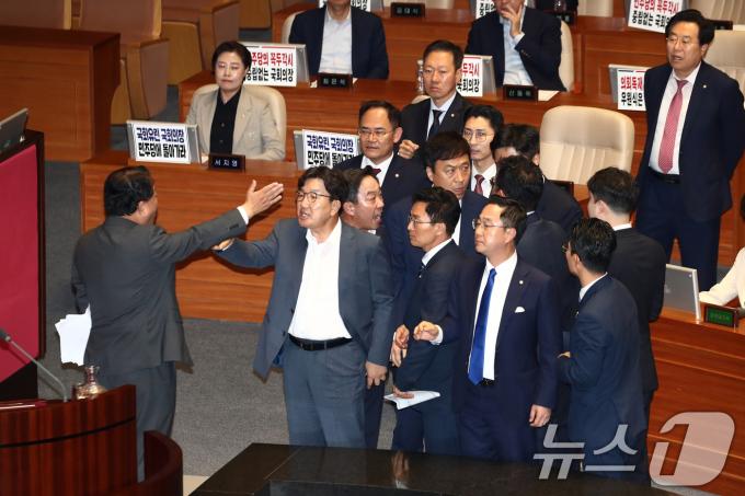 김병주 더불어민주당 의원이 2일 오후 서울 여의도 국회에서 열린 제415회국회(임시회) 4차 본회의 정치·외교·통일·안보 분야 대정부질문에서 한덕수 국무총리에게 질문을 하다가 국민의힘 의원들을 향해 '정신나갔다'고 표현한 것을 두고 국민의힘 의원들에게 항의를 받으며 설전을 벌이고 있다. .2024.7.2/뉴스1 ⓒ News1 이광호 기자