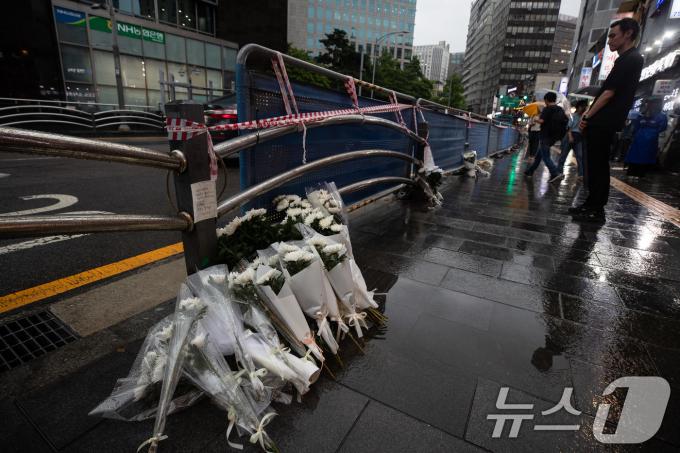 [사진] 시청역 교통사고 현장 묵념하는 시민