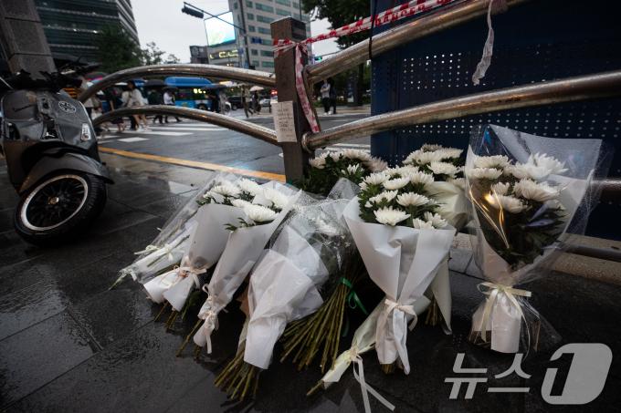 [사진] 퇴근길 시청역 교통사고 현장에 놓인 국화