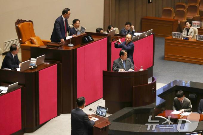 [사진] 정회 요청하는 추경호 원내대표