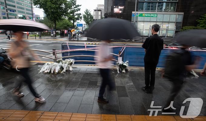 [사진] 도심 속 허망한 교통사고 현장에 애도 물결