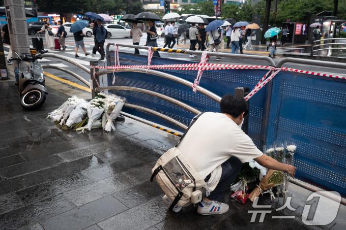 [사진] 시청역 교통사고 현장엔 '퇴근길 추모 발길'