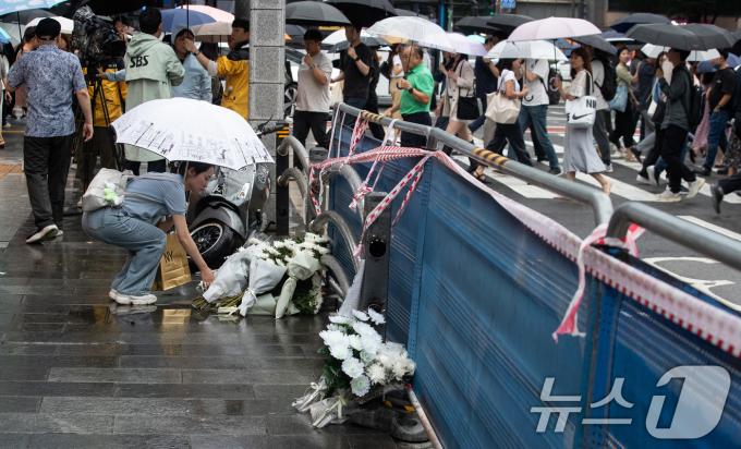 [사진] 퇴근길 시청역 사고 현장 헌화하는 시민