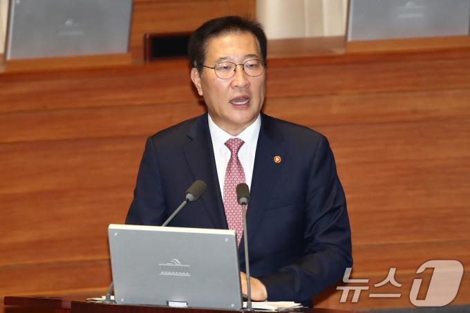 박성재 법무부장관이 2일 오후 서울 여의도 국회에서 열린 제415회국회(임시회) 4차 본회의 정치·외교·통일·안보 분야 대정부질문에서박범계더불어민주당 의원의 질의에 답하고 있다. 2024.7.2/뉴스1 ⓒ News1 이광호 기자