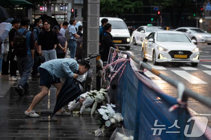 [사진] 헌화하는 시민