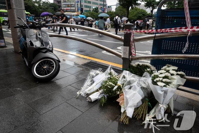 [사진] 퇴근길 시청역 교통사고 현장에 놓인 국화