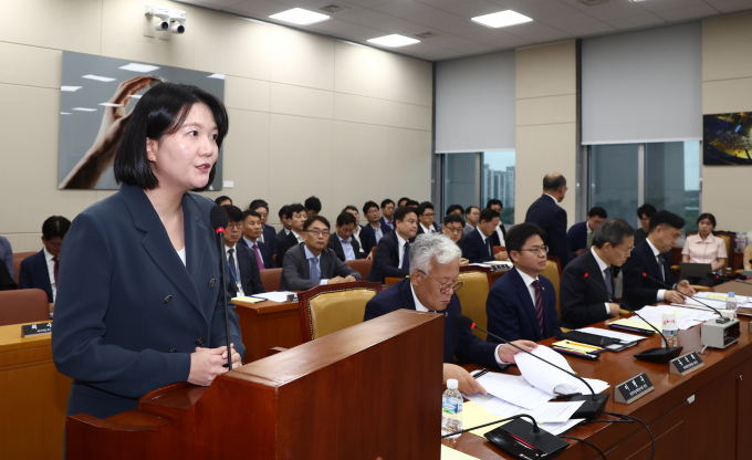 최수연 네이버 대표이사가 2일 오후 서울 여의도 국회에서 열린 과학기술정보방송통신위원회 6차 전체회의에서 의원 질의에 답변하고 있다. /사진=뉴스1