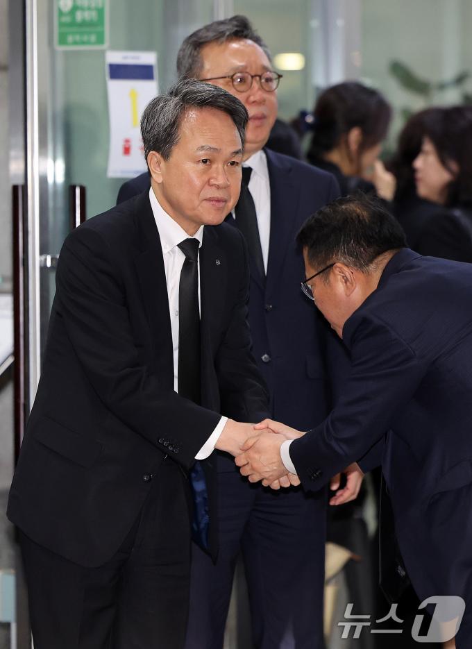 [사진] '시청역 사고' 직원 빈소 조문객 배웅하는 신한 진옥동 회장·정상혁 행장