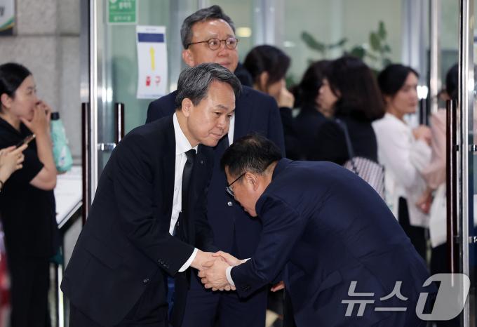 [사진] '시청역 사고' 직원 빈소 조문객 배웅하는 신한 진옥동 회장·정상혁 행장