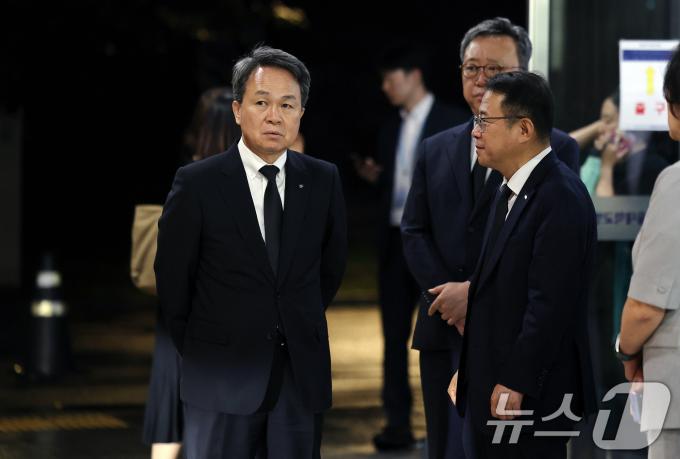 [사진] '시청역 사고' 직원 빈소 지키는 신한 진옥동 회장·정상혁 행장