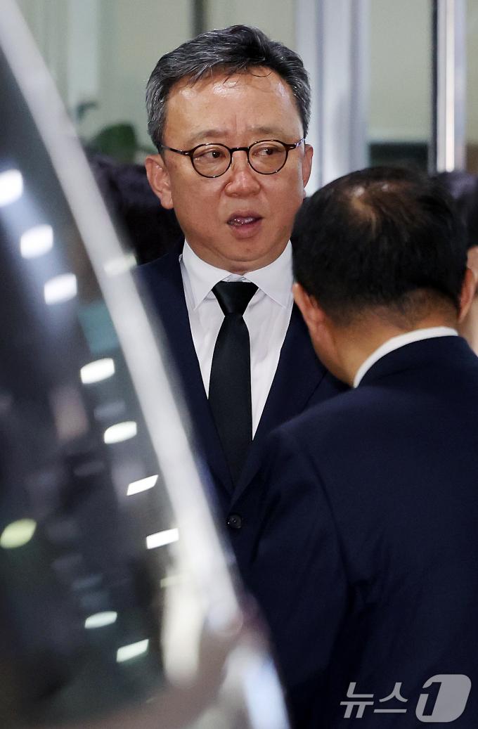 [사진] '시청역 사고' 직원 빈소 자리 지키는 정상혁 신행은행장