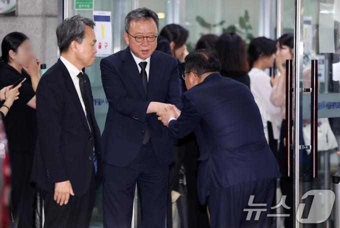 [사진] '시청역 사고' 신한 진옥동 회장·정상혁 행장, 직원 빈소 조문객 배웅