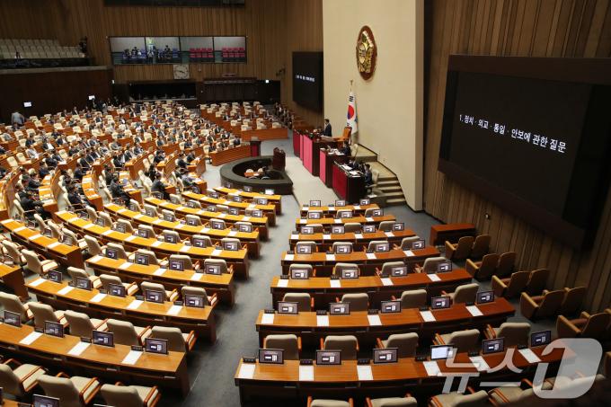 2일 오후 서울 여의도 국회 본회의장에서 열린 제415회국회(임시회) 4차 본회의 정치·외교·통일·안보 분야 대정부질문에 국민의힘 의원들이 불참해 자리가 비어있다. 국민의힘 의원들은 이날 본회의에서 야권이 추진하는 채상병특검법 상정과 관련해 항의하며 의장실 앞 농성 및 의원총회를 진행하고 있다. 2024.7.2/뉴스1 ⓒ News1 이광호 기자