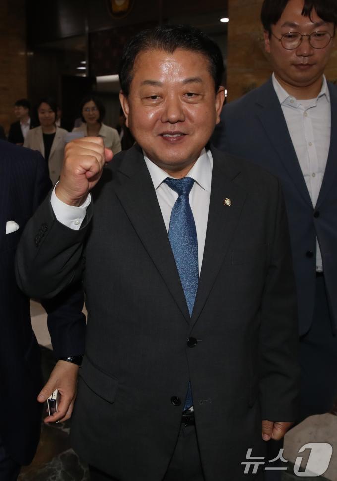 [사진] 주먹 쥔 김병주 의원