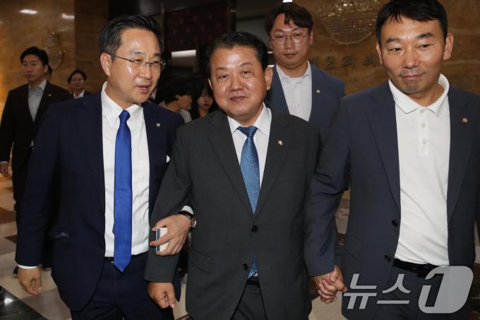 [사진] 의총장 나서는 김병주 의원