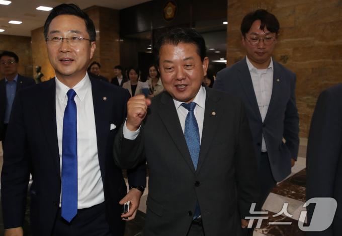 [사진] 의총장 나서는 김병주 의원