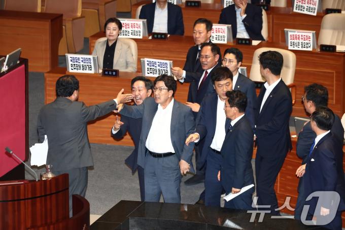 김병주 더불어민주당 의원이 2일 오후 서울 여의도 국회에서 열린 제415회국회(임시회) 4차 본회의 정치·외교·통일·안보 분야 대정부질문에서 한덕수 국무총리에게 질문을 하다가 국민의힘 의원들을 향해 '정신나갔다'고 표현한 것을 두고 국민의힘 의원들에게 항의를 받으며 설전을 벌이고 있다. .2024.7.2/뉴스1 ⓒ News1 이광호 기자