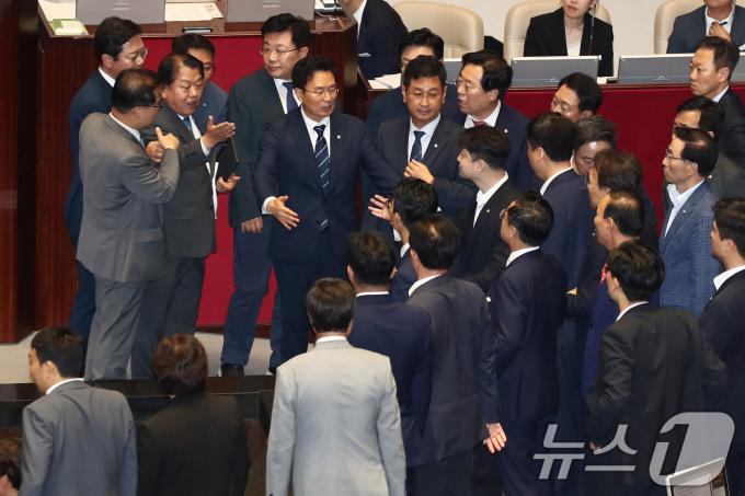 김병주 더불어민주당 의원이 2일 오후 서울 여의도 국회에서 열린 제415회국회(임시회) 4차 본회의 정치·외교·통일·안보 분야 대정부질문에서 한덕수 국무총리에게 질문을 하다가 국민의힘 의원들을 향해 '정신나갔다'고 표현한 것을 두고 국민의힘 의원들에게 항의를 받으며 설전을 벌이고 있다. 김 의원은 한 총리에게 질문을 하다가 