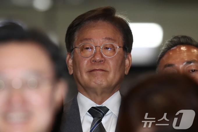[사진] 김병주 의원 발언듣는 이재명 전 대표