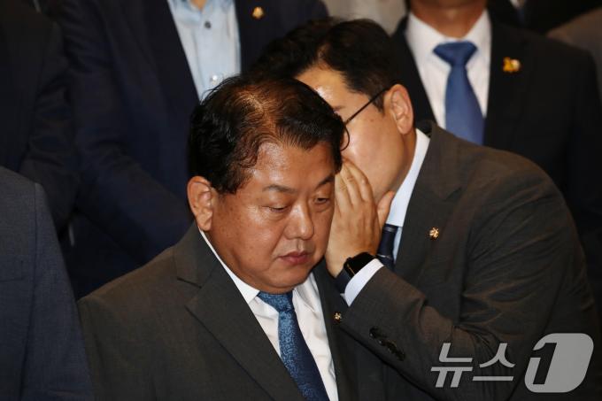 [사진] 귀엣말 나누는 박찬대·김병주