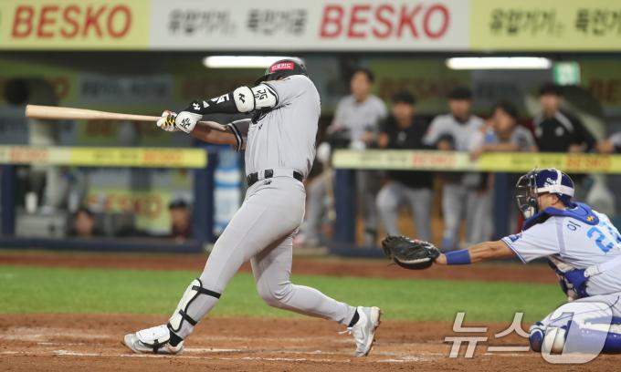 21일 오후 대구 삼성라이온즈파크에서 열린 프로야구 '2024 신한 SOL 뱅크 KBO리그' KT 위즈와 삼성 라이온즈의 경기, 8회초 1사 상황 KT 6번타자 황재균이 안타를 치고 있다. 2024.5.21/뉴스1 ⓒ News1 공정식 기자