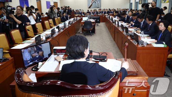 최민희 과학기술정보방송통신위원장이 2일 오후 서울 여의도 국회에서 열린 과학기술정보방송통신위원회 6차 전체회의에서 의사봉을 두드리고 있다. 2024.7.2/뉴스1 ⓒ News1 김민지 기자