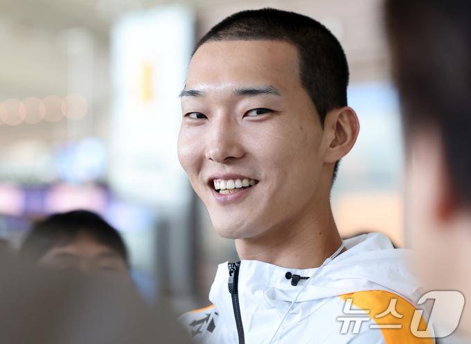 대한민국 높이뛰기 간판 우상혁(용인시청)이 유럽 전지 훈련 및 7월 다이아몬드리그 대회 참가를 위해 17일 오전 인천국제공항 제2터미널에서 체코 프라하로 출국 전 취재진과 인터뷰를 하고 있다. 2024.6.17/뉴스1 ⓒ News1 김진환 기자