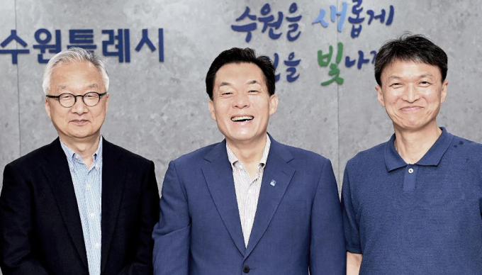 이재준 수원시장(가운데)이  2일 시청에서 루크 리 하버드대 의과대학 교수(왼쪽), 조규진 성균관대 생명물리학과 교수와  융합바이오 분야 교류 협력 방안을 논의한 뒤 포즈를 취하고 있다. 사진=수원특례시