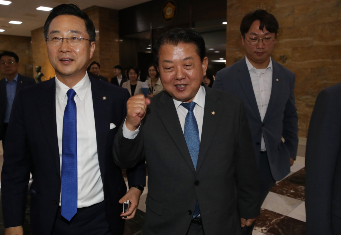 22대 국회 대정부질문이 파행 끝에 종료됐다. 사진은 김병주 더불어민주당 의원이(오른쪽) 2일 오후 서울 여의도 국회에서 열린 의원총회를 마치고 나서는 모습. /사진=뉴스1