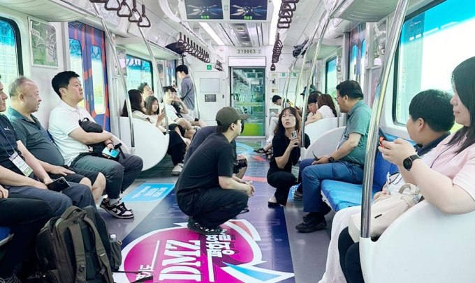 경기도가 운행하는 비무장지대(DMZ) 평화열차에 탑승한 여행객들이 문화해설사와 평화와 안보 관련 프로그램에 참여하고 있다. 사진=경기도