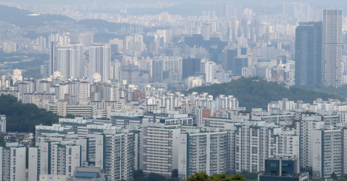 서울 아파트 주택경기가 회복세를 보이고 있지만 지방·비아파트 주택은 여전히 침체일로다. 사진은 서울 남산에서 바라본 아파트 단지. /사진=뉴스1