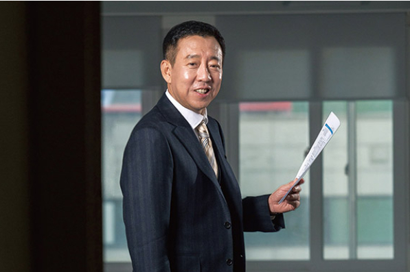 부동산 개발사업에 성공해 대기업 반열에 오른 DS네트웍스가 부동산 프로젝트파이낸싱(PF) 부실 여파로 매출 감소를 겪으면서 사업 포기가 잇따라 업계의 우려가 커진다. 사진은 정재환 DS네트웍스 회장. /사진= DS네트웍스 홈페이지 캡처