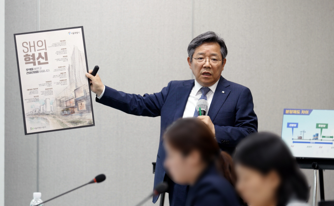 김헌동 SH공사 사장이 국무조정실·국토교통부에 3기 신도시 사업에 참여하게 해 달라고 요청했다. 사진은 최근 기자간담회를 열고 분양 아파트 원가에 대해 설명하던 김 사장. /사진=SH공사